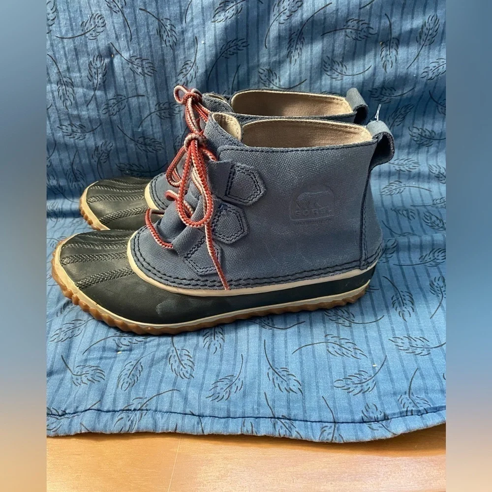 Sorel out and about blue low lace up duck boots 6